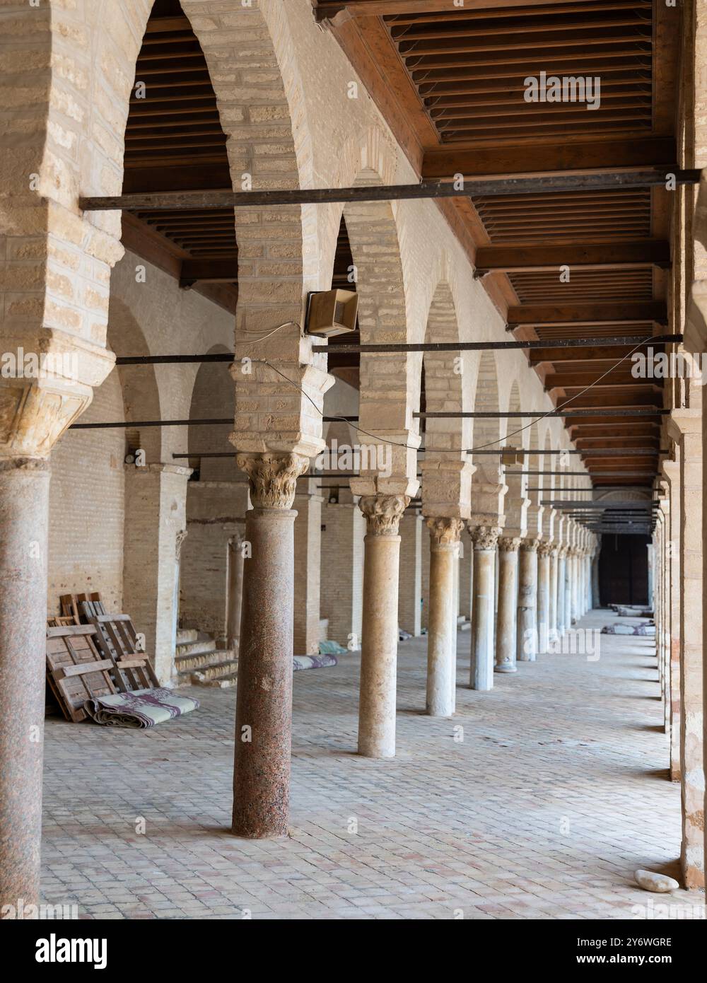 Riwaq con archi e colonne intorno al cortile della grande Moschea di Kairouan Foto Stock