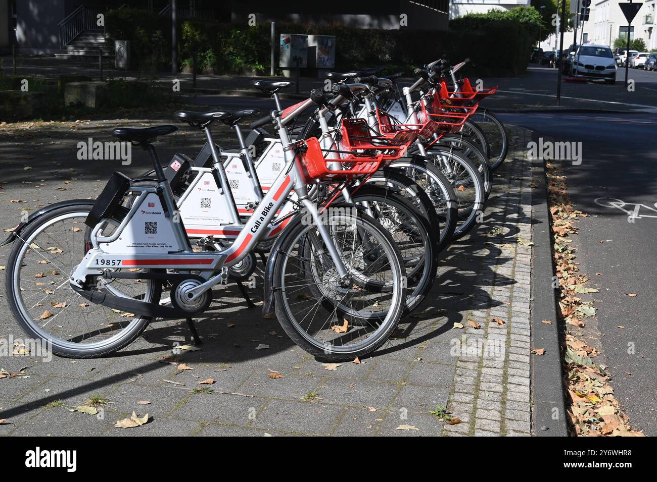 Leihfahrräder der Kölner Verkehrsbetriebe KVB und der Deutschen Bahn stehen am Strassenrand *** le biciclette in prestito dall'operatore di trasporto pubblico KVB e Deutsche Bahn sono parcheggiate sul ciglio della strada Foto Stock