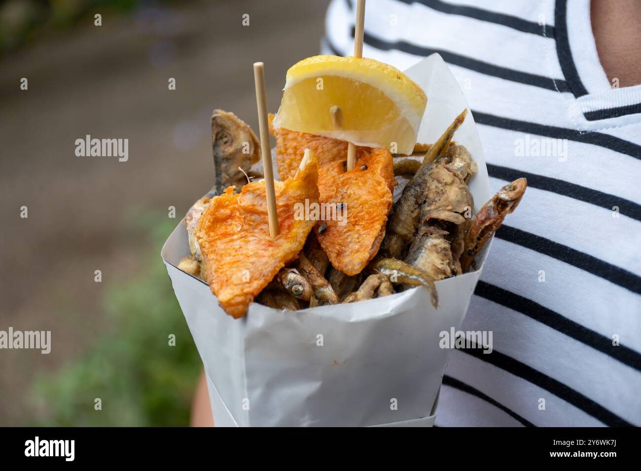 streetfood italiano, varietà di pesce pescato del giorno fritto in profondità nel cono di carta, pesce Foto Stock