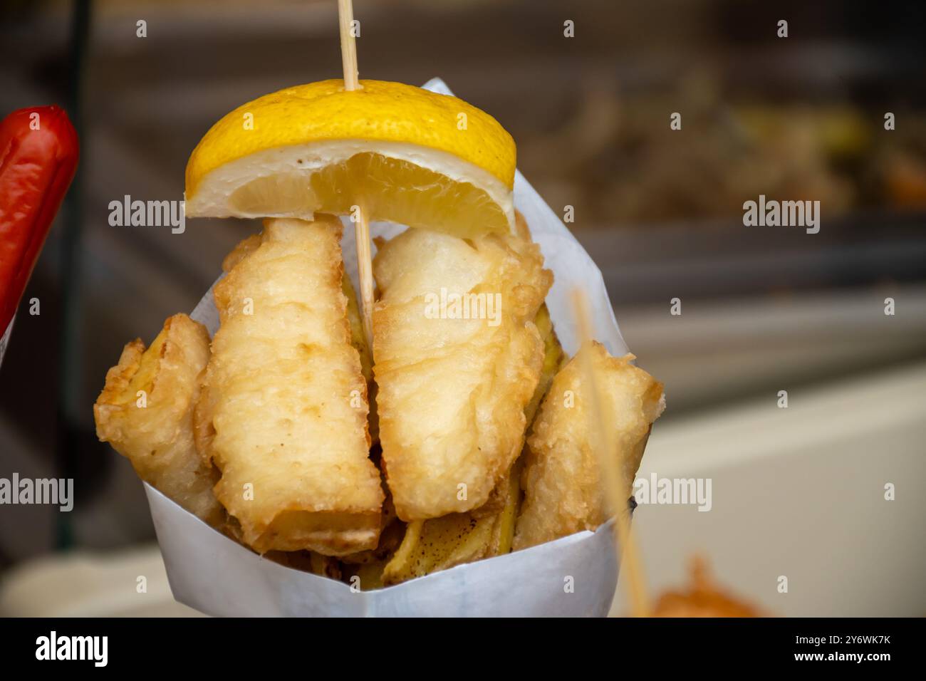 streetfood italiano, varietà di pesce pescato del giorno fritto in profondità nel cono di carta, pesce Foto Stock