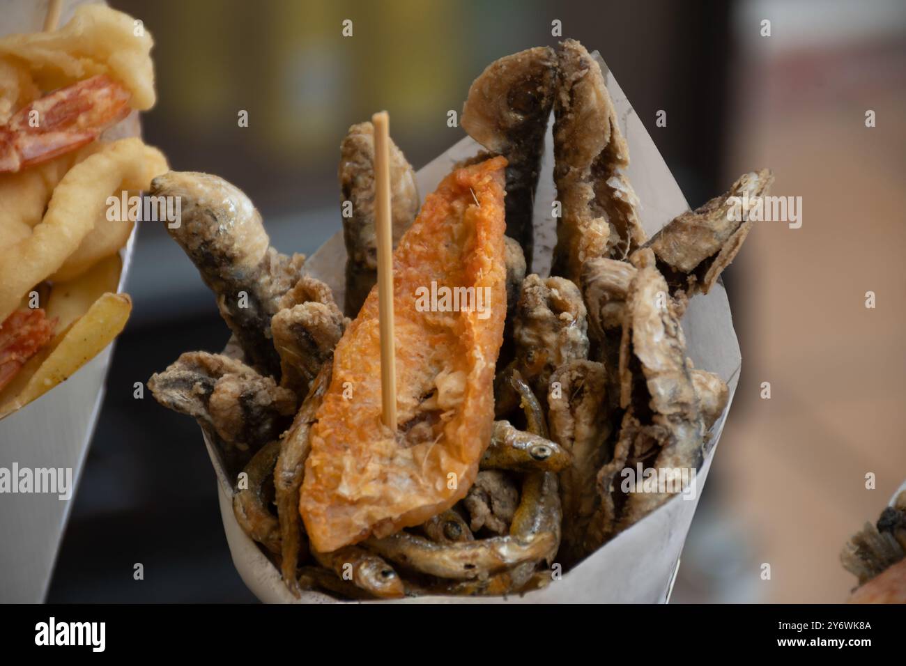 streetfood italiano, varietà di pesce pescato del giorno fritto in profondità nel cono di carta, pesce Foto Stock