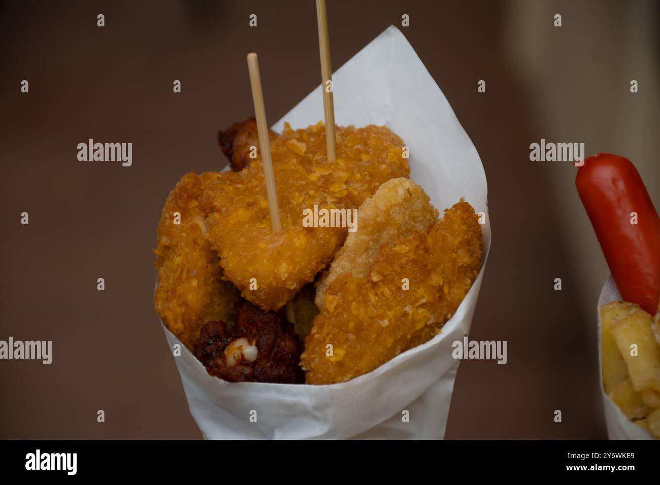 streetfood italiano, varietà di pesce pescato del giorno fritto in profondità nel cono di carta, pesce Foto Stock