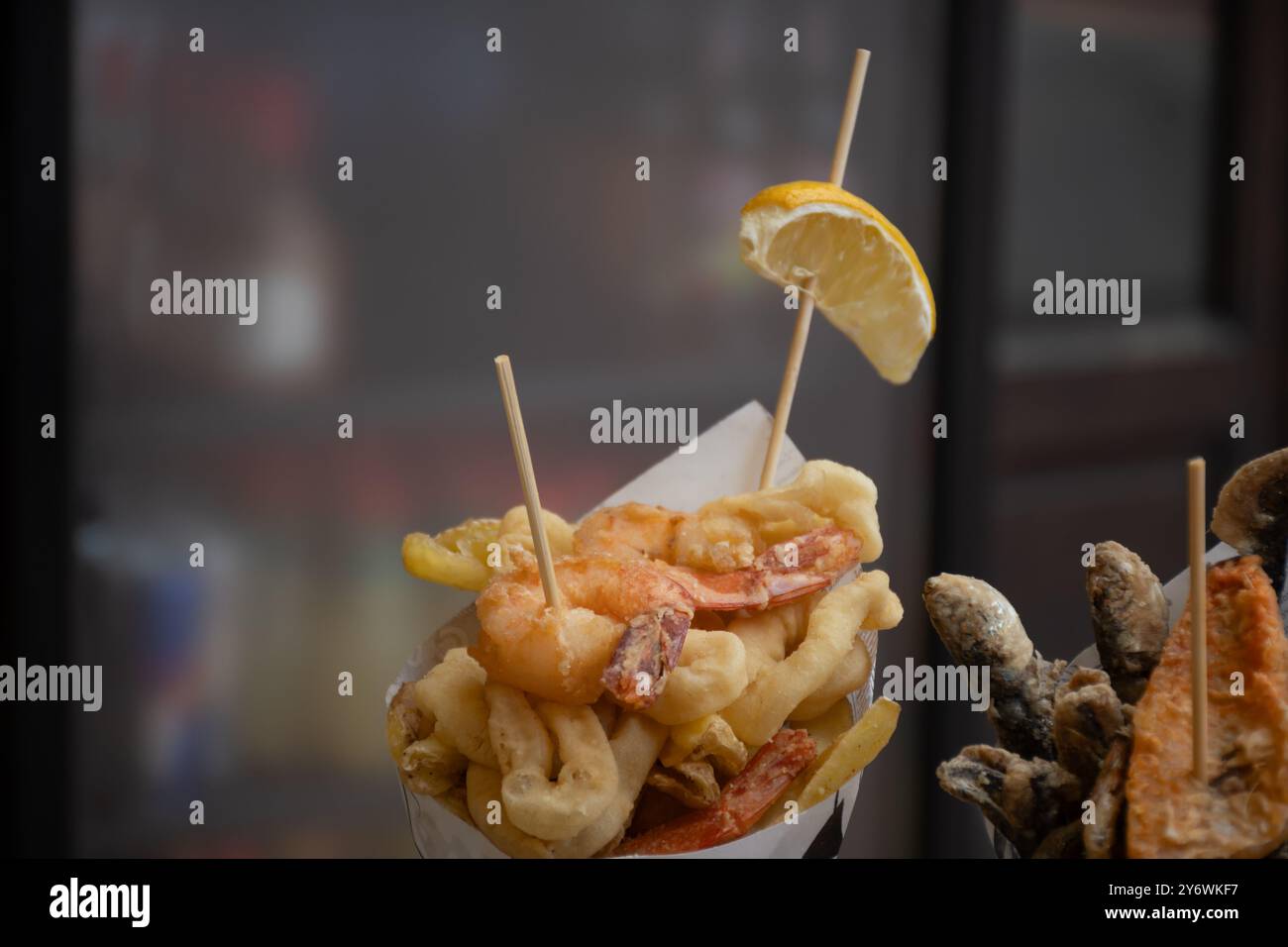 streetfood italiano, varietà di pesce pescato del giorno fritto in profondità nel cono di carta, pesce Foto Stock