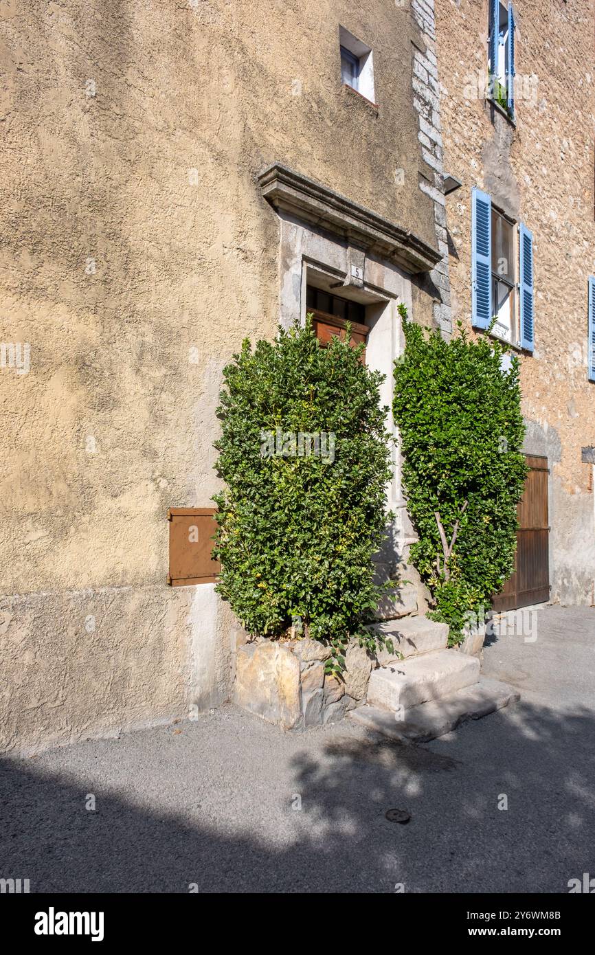 Classica facciata in pietra e porta d'ingresso nel villaggio provenzale Foto Stock