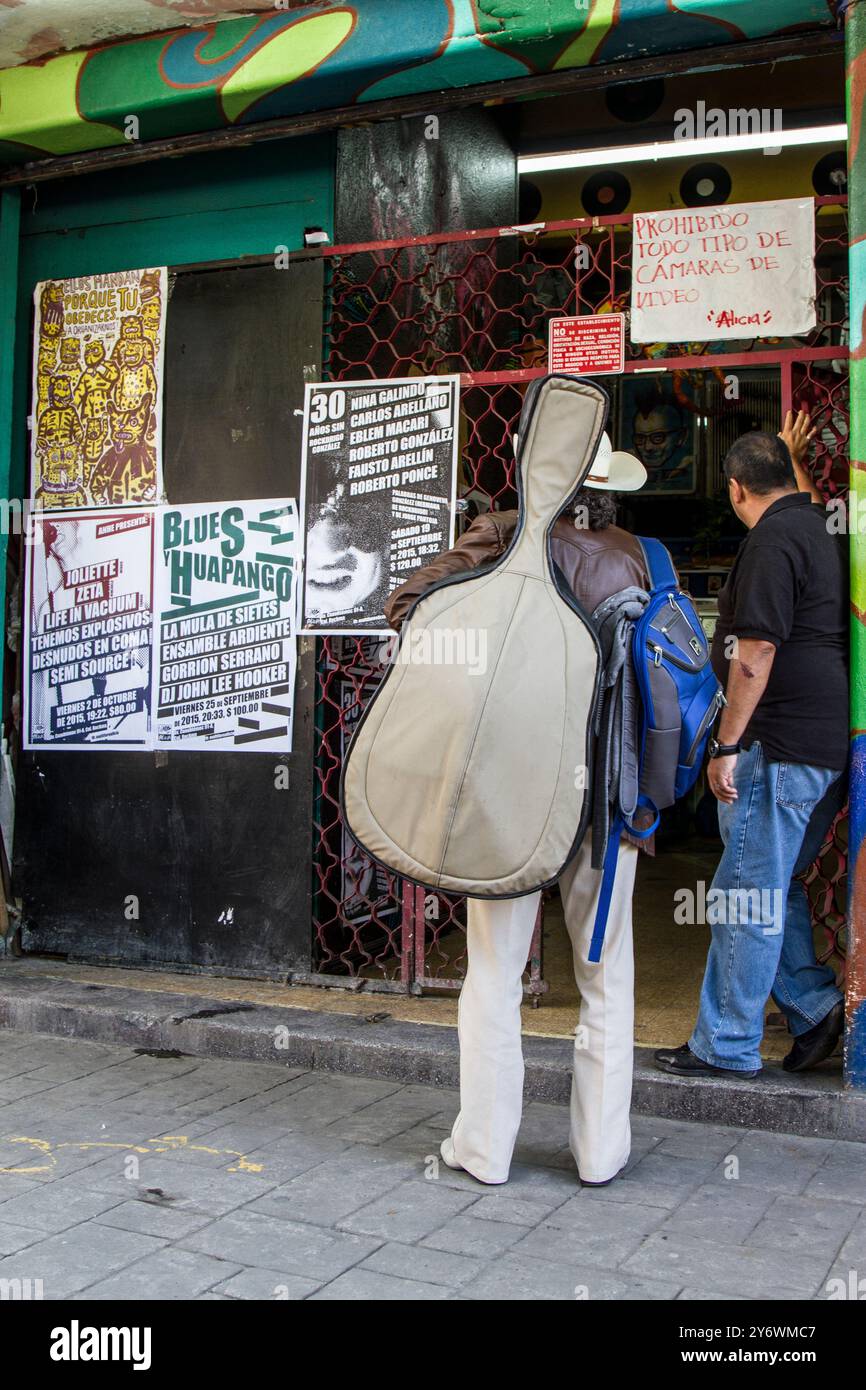 Città del Messico, Messico; 09 19 2015; Un uomo che porta la sua chitarra fuori dal forum Multiforo Alicia. Foto Stock