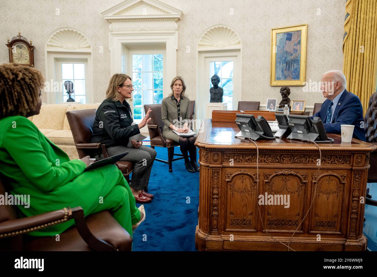 Washington, Stati Uniti d'America. 26 settembre 2024. Washington, Stati Uniti d'America. 26 settembre 2024. U. Il presidente Joe Biden, a destra, incontra l'amministratore della FEMA Deanne Criswell, seconda sinistra, il segretario stampa Karine Jean-Pierre, a sinistra, e la consigliere per la sicurezza interna Elizabeth Sherwood-Randall, centro, per discutere la situazione attuale con l'uragano Helene presso l'ufficio ovale della Casa Bianca, 26 settembre 2024 a Washington, DC Credit: Adam Schultz/White House Photo/Alamy Live News Foto Stock