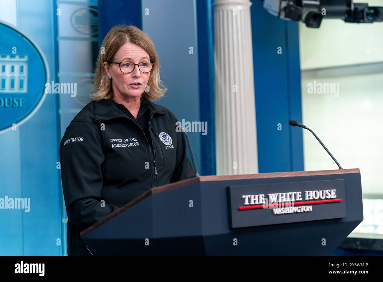 Washington, Stati Uniti d'America. 26 settembre 2024. Washington, Stati Uniti d'America. 26 settembre 2024. L'amministratore della FEMA Deanne Criswell, risponde a una domanda sulla situazione con l'uragano Helene durante un briefing alla White House Briefing Room, 26 settembre 2024 a Washington, DC Credit: Polly Irungu/White House Photo/Alamy Live News Foto Stock