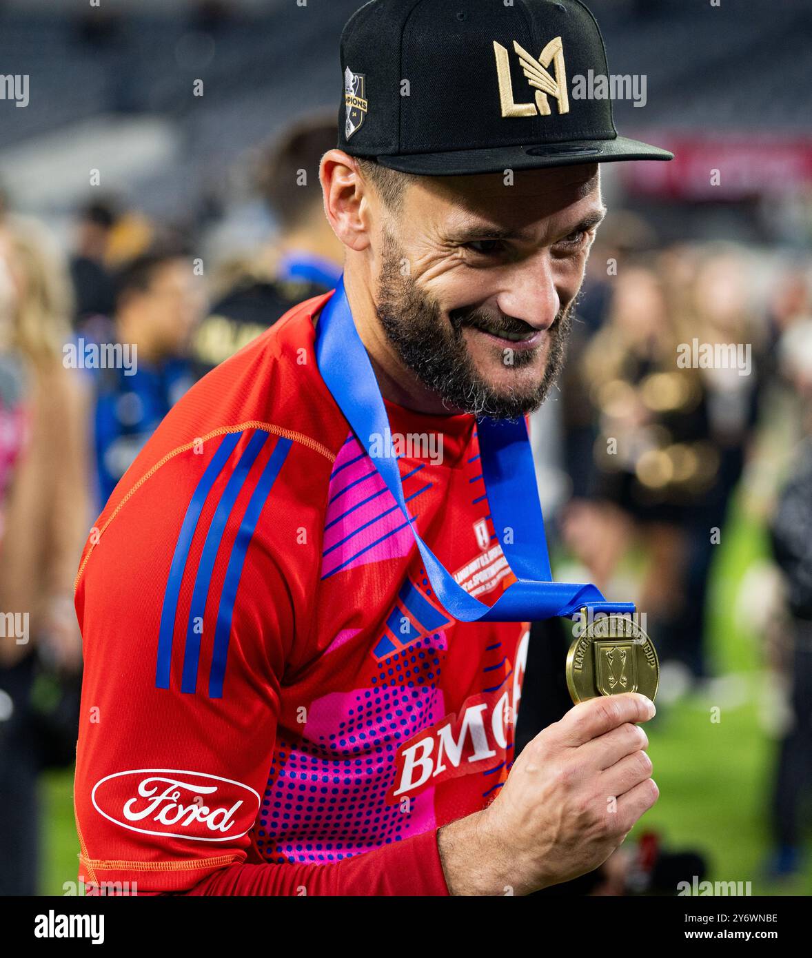 Los Angeles, Stati Uniti. 25 settembre 2024. Il detentore del LAFC Hugo Lloris detiene la sua medaglia d'oro dopo aver vinto la finale della Lamar Hunt U.S. Open Cup contro lo Sporting Kansas City in una vittoria del 3-1 il 25 settembre 2024 al BMO Stadium di Los Angeles, CA. (Foto di Danilo Perez/Sipa USA) credito: SIPA USA/Alamy Live News Foto Stock