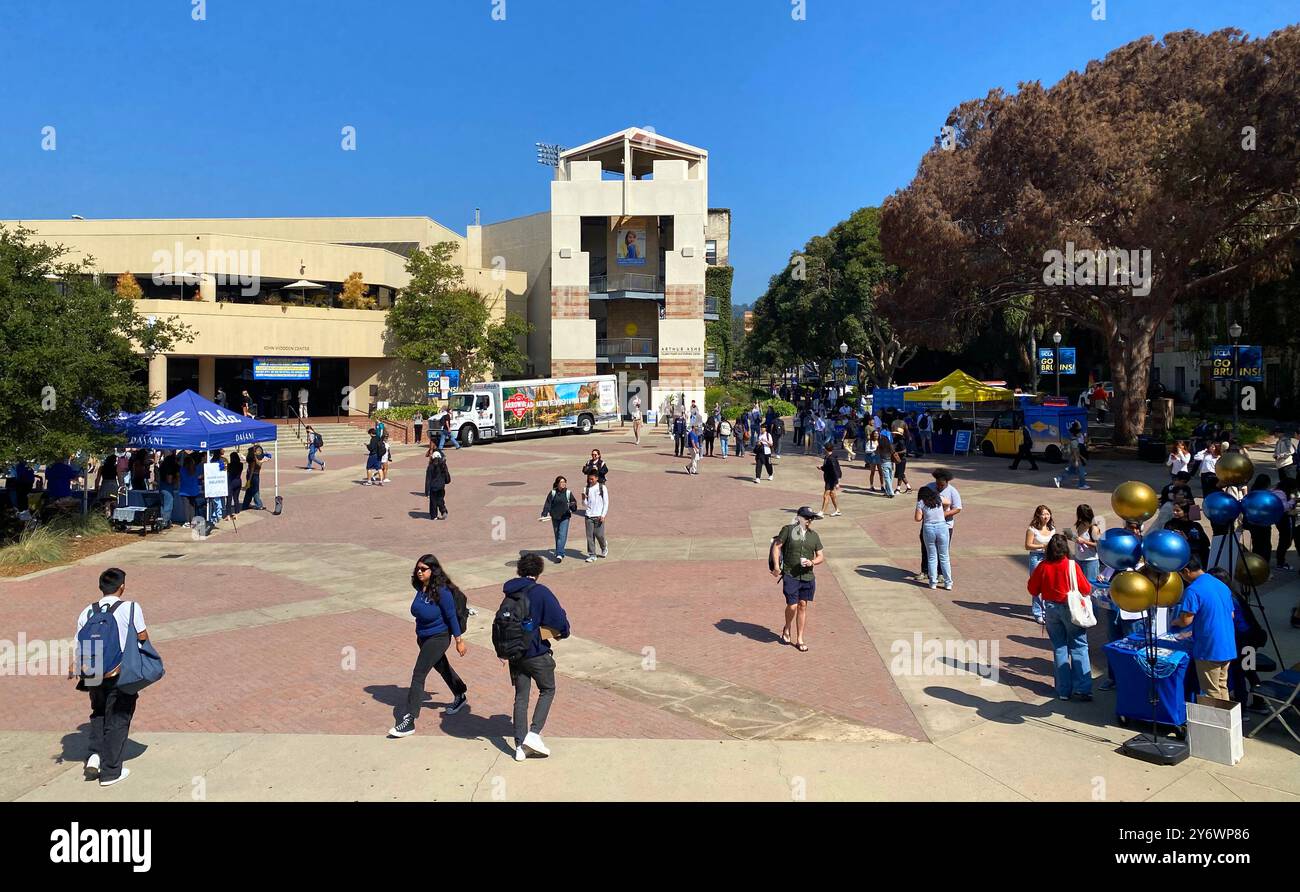 Los Angeles, Stati Uniti. 26 settembre 2024. Studenti universitari nel campus dell'UCLA vicino all'ASUCLA, l'Università della California, Los Angeles, a Westwood, Los Angeles, California. Gli studenti sono tornati al college per l'inizio delle lezioni oggi. Crediti: Stu Gray/Alamy Live News. Foto Stock