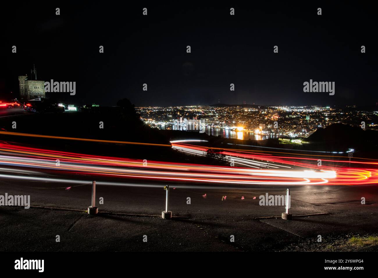 Percorsi per auto su Signal Hill Road di notte a St. John's, Newfoundland & Labrador, Canada Foto Stock