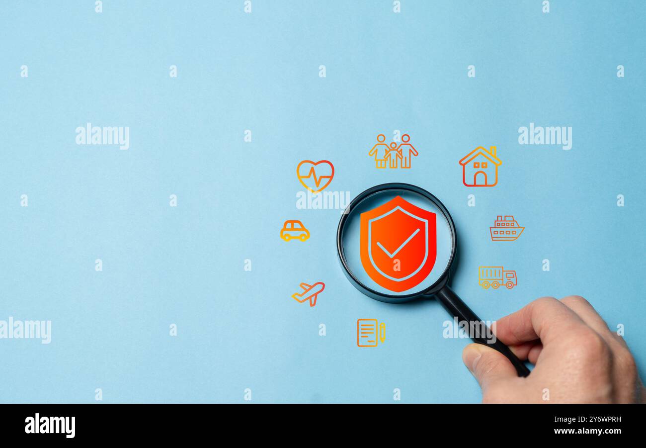 concetto assicurativo, persona mano tenendo lente d'ingrandimento con icone di assicurazione sulla vita familiare, salute, viaggio, auto, casa, mutuo. Foto Stock