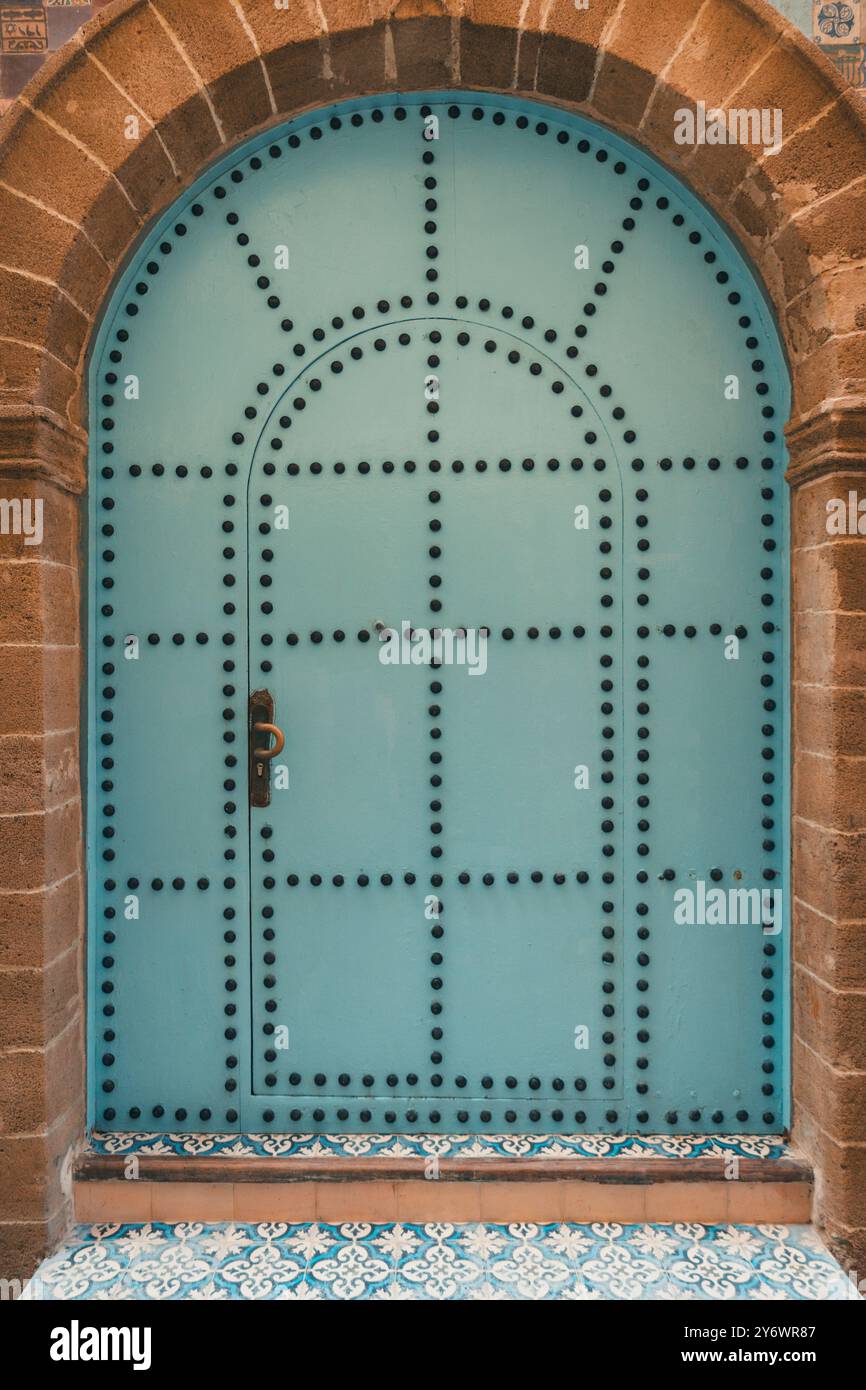 Casa tradizionale, decorata e decorata con porte blu, nella storica Medina, Essaouira, Morroco, viaggio Foto Stock