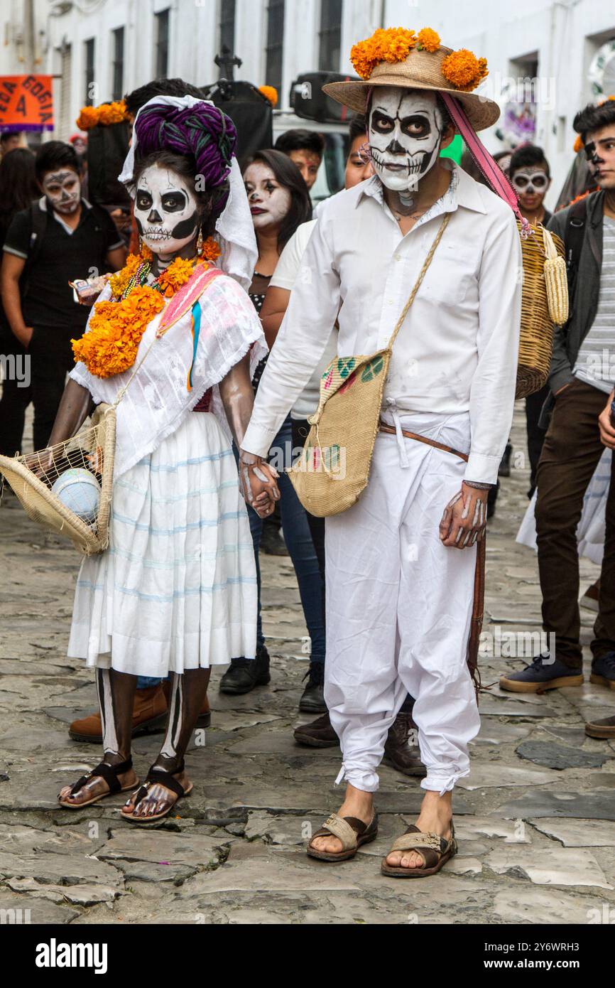 Cuetzalan, Puebla, Messico; noviembre 01 2021:persone vestite in costume per celebrare il giorno dei morti Foto Stock