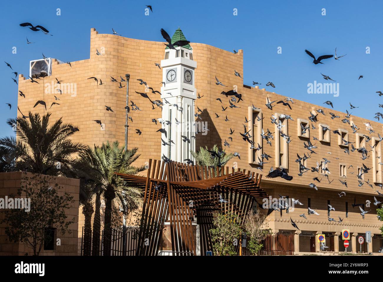 Pigeons and Safat clocktower in zona ad Dirah a Riyadh, Arabia Saudita Foto Stock