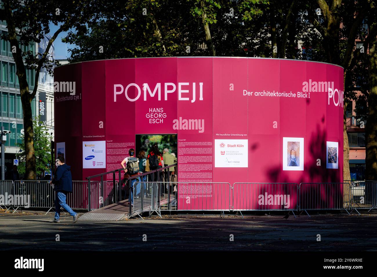 Colonia, Germania 16 settembre 2024: Rotonda del famoso fotografo di architettura Hans Georg Esch a Neumarkt per la presentazione della sua Pomp Foto Stock