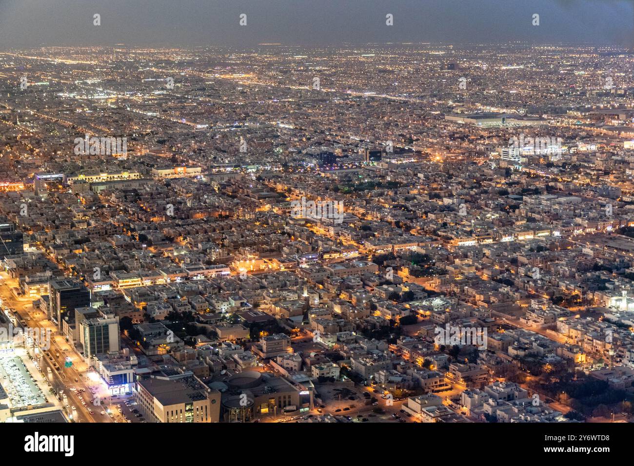 Vista aerea serale di Riyad, capitale dell'Arabia Saudita Foto Stock