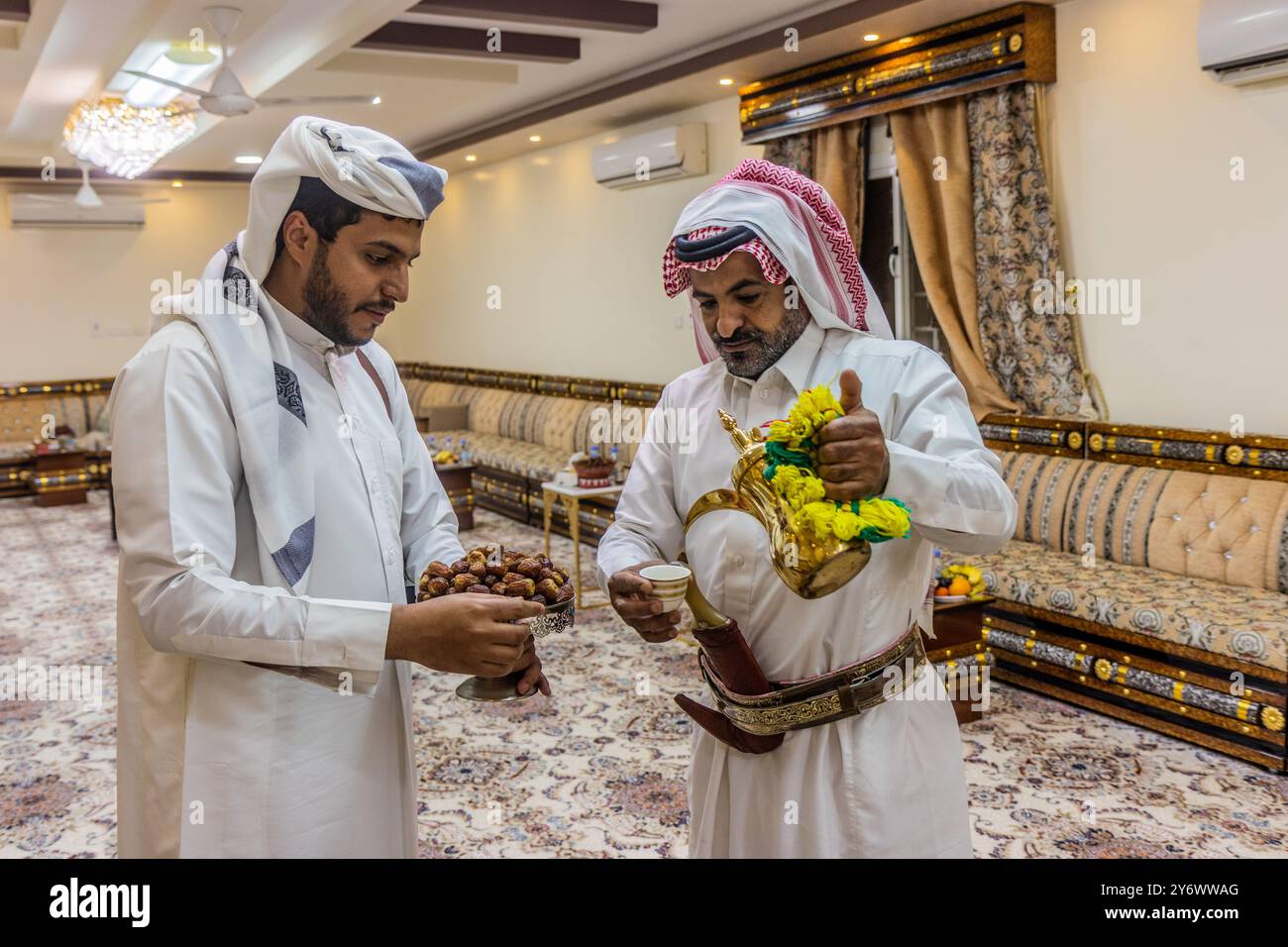 NAJRAN, ARABIA SAUDITA - 26 NOVEMBRE 2021: Membri della tribù Yam che mostrano ospitalità araba - caffè e datteri - a Najran, Arabia Saudita Foto Stock