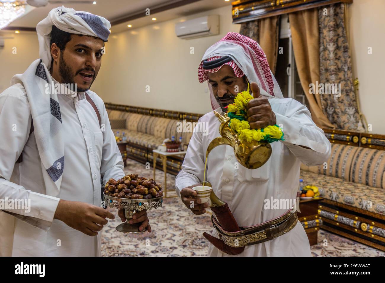 NAJRAN, ARABIA SAUDITA - 26 NOVEMBRE 2021: Membri della tribù Yam che mostrano ospitalità araba - caffè e datteri - a Najran, Arabia Saudita Foto Stock