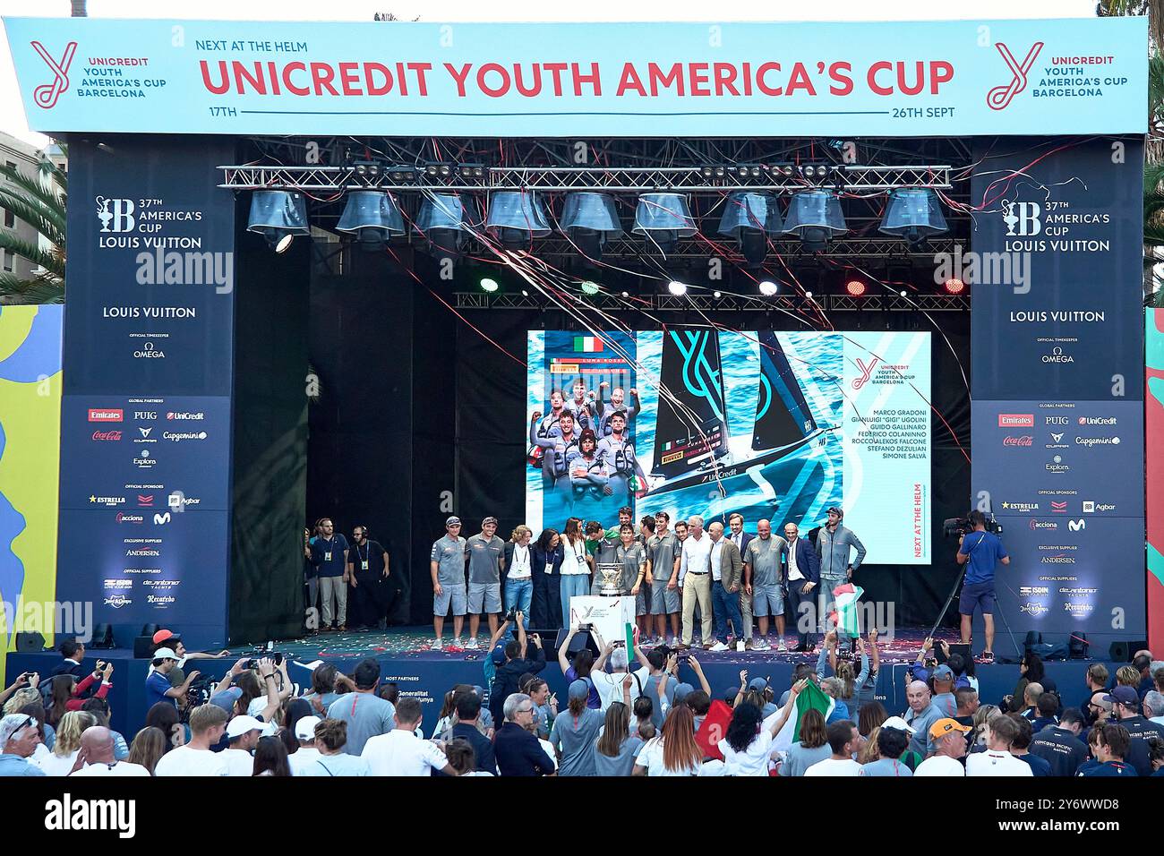 Premiazione, Youth America’s Cup: LUNA ROSSA PRADA PIRELLI skipper Marco Gradoni sul palco con tutti gli ospiti, CREDITO FOTOGRAFICO autorevole: © Alexander Panzeri/PPL Foto Stock