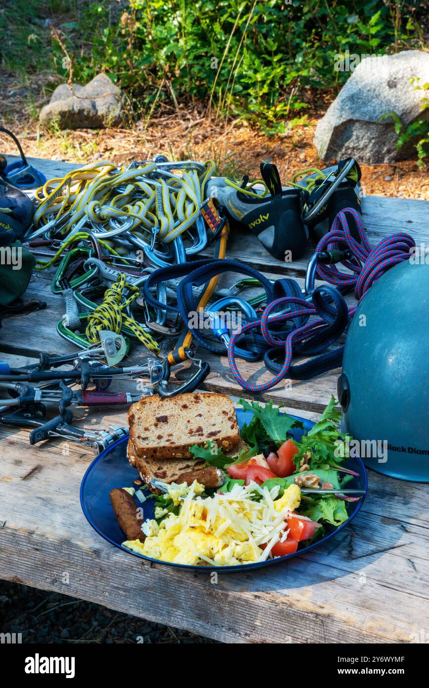 Durante la colazione, con uova e toast, una collezione di attrezzatura da arrampicata viene smistata prima di essere riposta in un bacbpack. Mazama, Washington. STATI UNITI Foto Stock