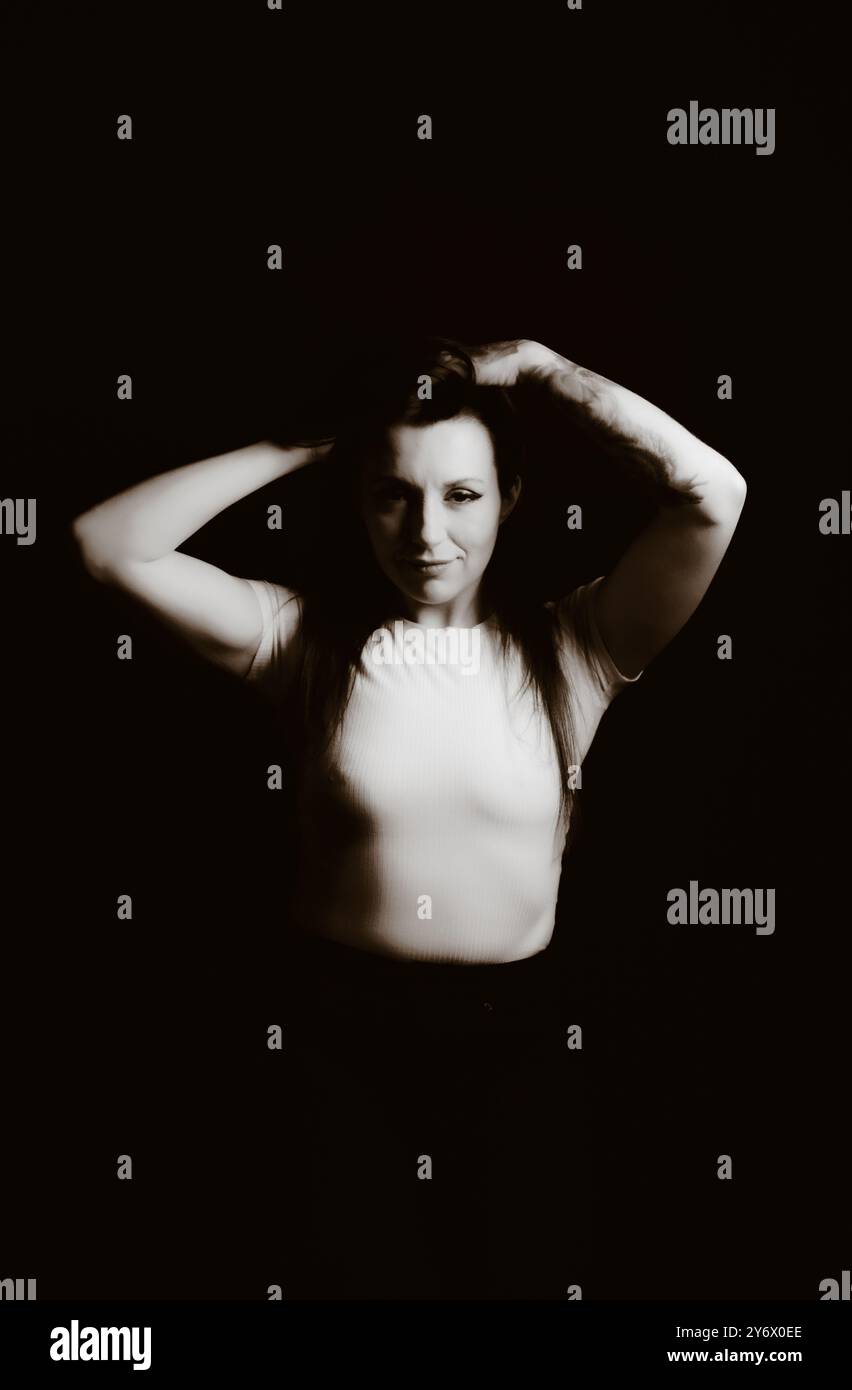 foto in bianco e nero di una giovane modella con top bianco Foto Stock