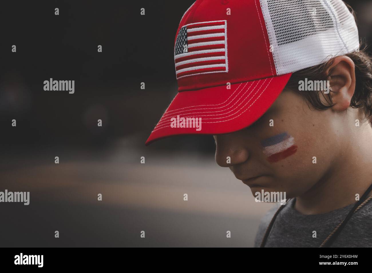 Ragazzo che indossa il cappello USA alla celebrazione del 4 luglio Foto Stock