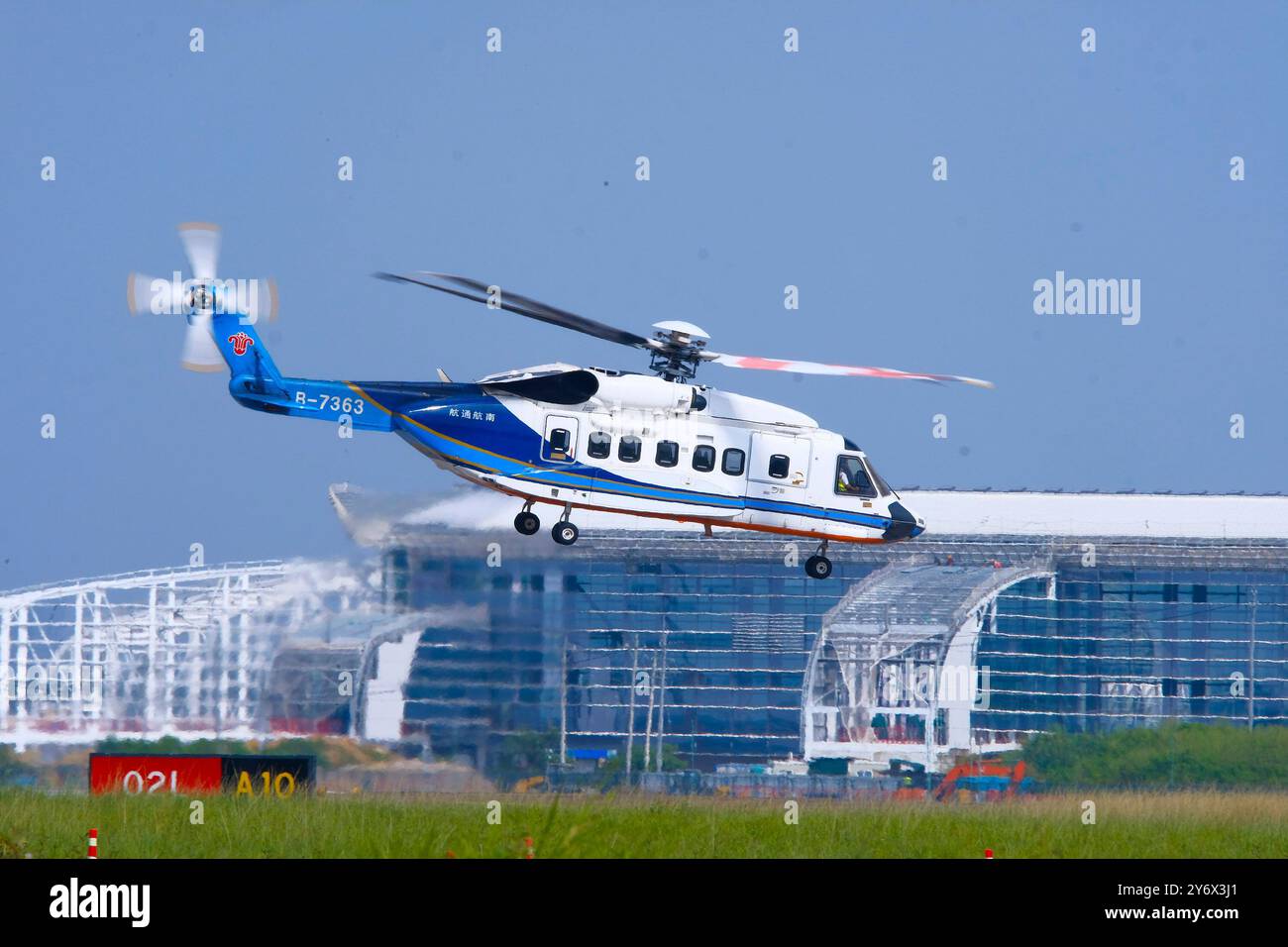 (240927) -- GUANGZHOU, 27 settembre 2024 (Xinhua) -- Un elicottero parte dall'aeroporto internazionale di Guangzhou Baiyun a Guangzhou, nella provincia del Guangdong della Cina meridionale, 26 settembre 2024. Giovedì è stata lanciata una rotta aerea a bassa quota che collega Guangzhou, la capitale della provincia del Guangdong della Cina meridionale, alla regione amministrativa speciale di Hong Kong (SAR). Operato da China Southern Airlines General Aviation Co., Ltd., il volo inaugurale della rotta utilizzava un elicottero Sikorsky S-92, che poteva ospitare 19 passeggeri e due membri dell'equipaggio. (China Southern Airlines/Handout via Xinhua) Foto Stock