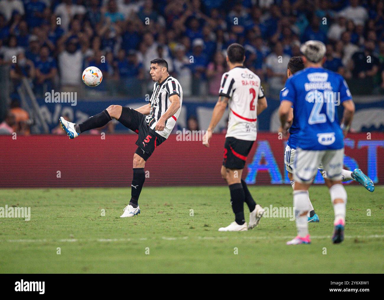 Belo Horizonte, Brasile. 26 settembre 2024. Diego Viera di Libertad, calcia la palla durante la partita di andata e ritorno dei quarti di finale tra il brasiliano Cruzeiro e il Paraguay Libertad of Copa Sudamericana 2024, allo stadio Mineirao, a Belo Horizonte, Brasile, il 26 settembre 2024. Foto: Gledston Tavares/DiaEsportivo/Alamy Live News crediti: DiaEsportivo/Alamy Live News Foto Stock