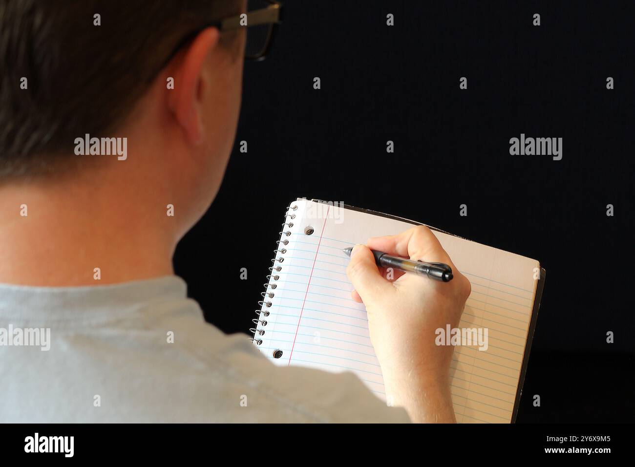 Immagine a spalla di un uomo che scrive appunti Foto Stock