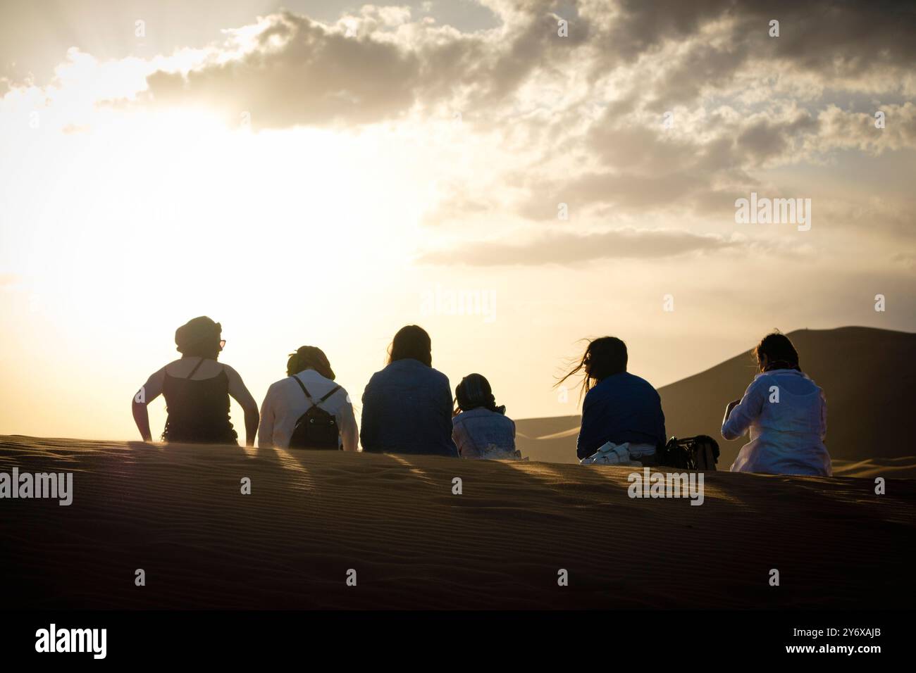 Carovana turistica di cammelli a Erg Chebbi, Merzouga, Taffilalet, Marocco, Africa. Foto Stock