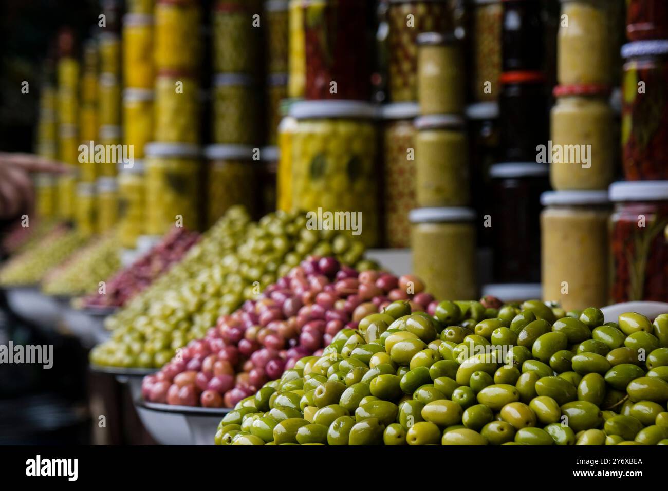 Olive e sottaceti, suk di Marrakech, Marocco, Africa settentrionale, continente africano. Foto Stock