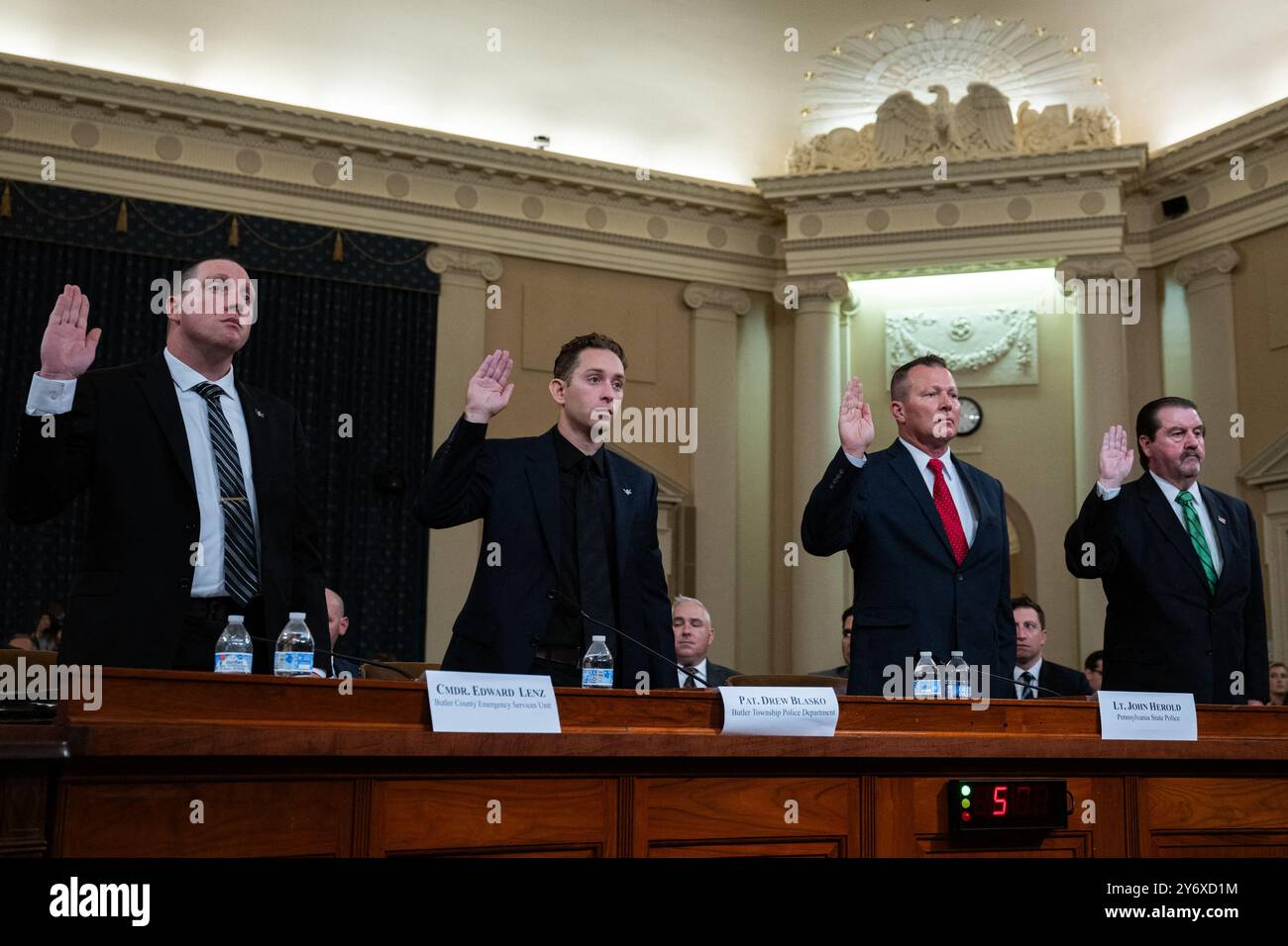 Edward Lenz, sergente del dipartimento di polizia di Adams Township, comandante della Butler County Emergency Services Unit; Drew Blasko, Patrolman del dipartimento di polizia di Butler Township; John D. Herold, tenente della polizia di Stato della Pennsylvania; e Patrick Sullivan, ex agente dei servizi segreti degli Stati Uniti giurano alla prima riunione della Task Force sul tentato assassinio di Donald Trump nell'edificio degli uffici di Longworth a Washington, DC, USA giovedì 26 settembre 2024. Foto di Annabelle Gordon/CNP/ABACAPRESS. COM Foto Stock