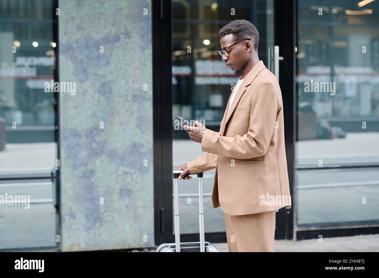 Giovane uomo di colore in viaggio d'affari Foto Stock
