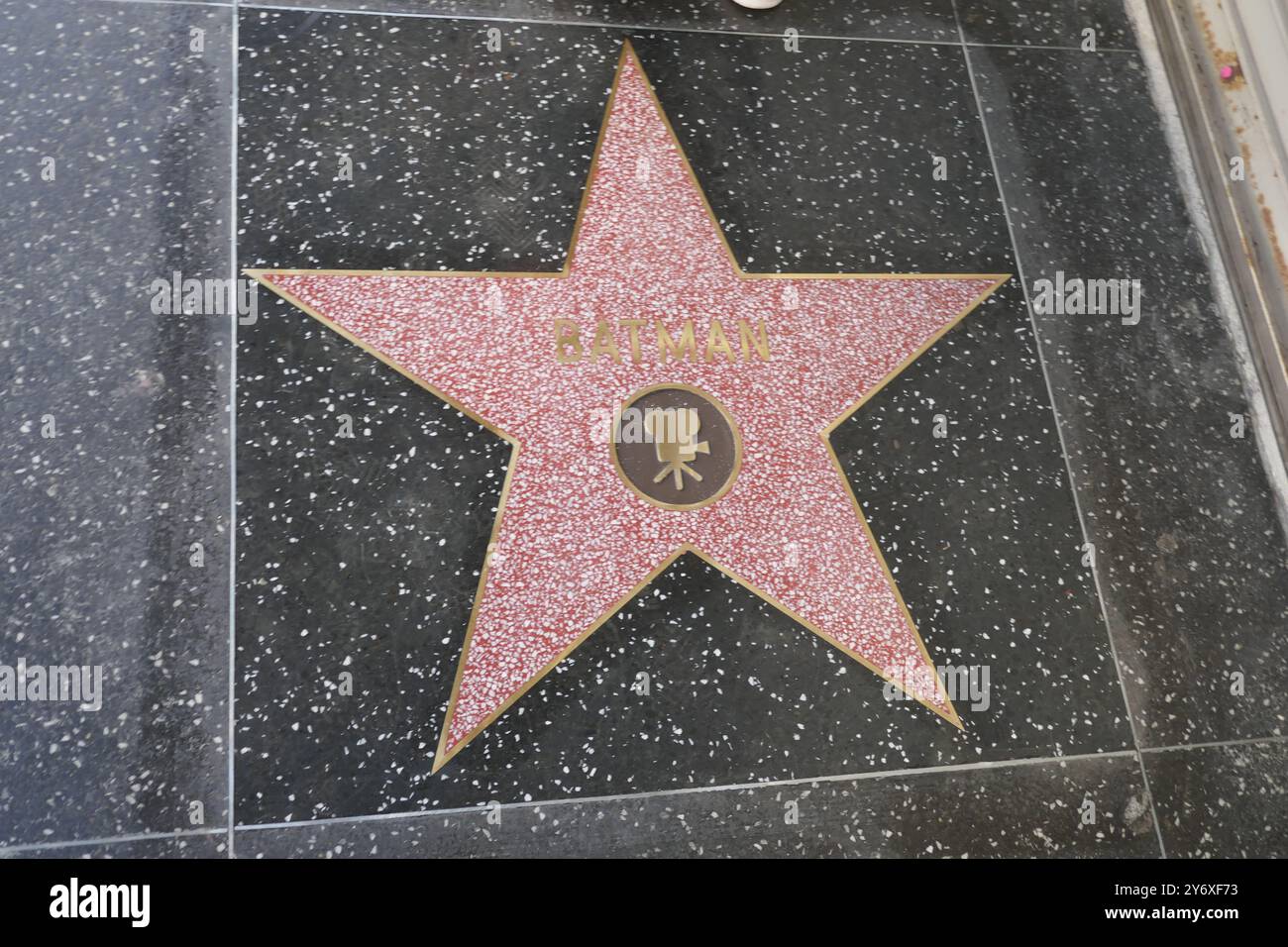 Los Angeles, California, USA 26 settembre 2024 Batman Hollywood Walk of Fame Star su Hollywood Blvd il 26 settembre 2043 a Los Angeles, California, USA. Robert Pattinson, George Clooney, Michael Keaton, Christian Bale e Ben Affleck hanno interpretato Batman nei film. Foto di Barry King/Alamy Live News Foto Stock