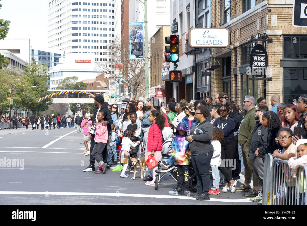 Oakland, CA - 25 febbraio 2024: Spettatori non identificati fiancheggiano le strade per guardare i partecipanti alla settima edizione della Black Joy Parade. Foto Stock