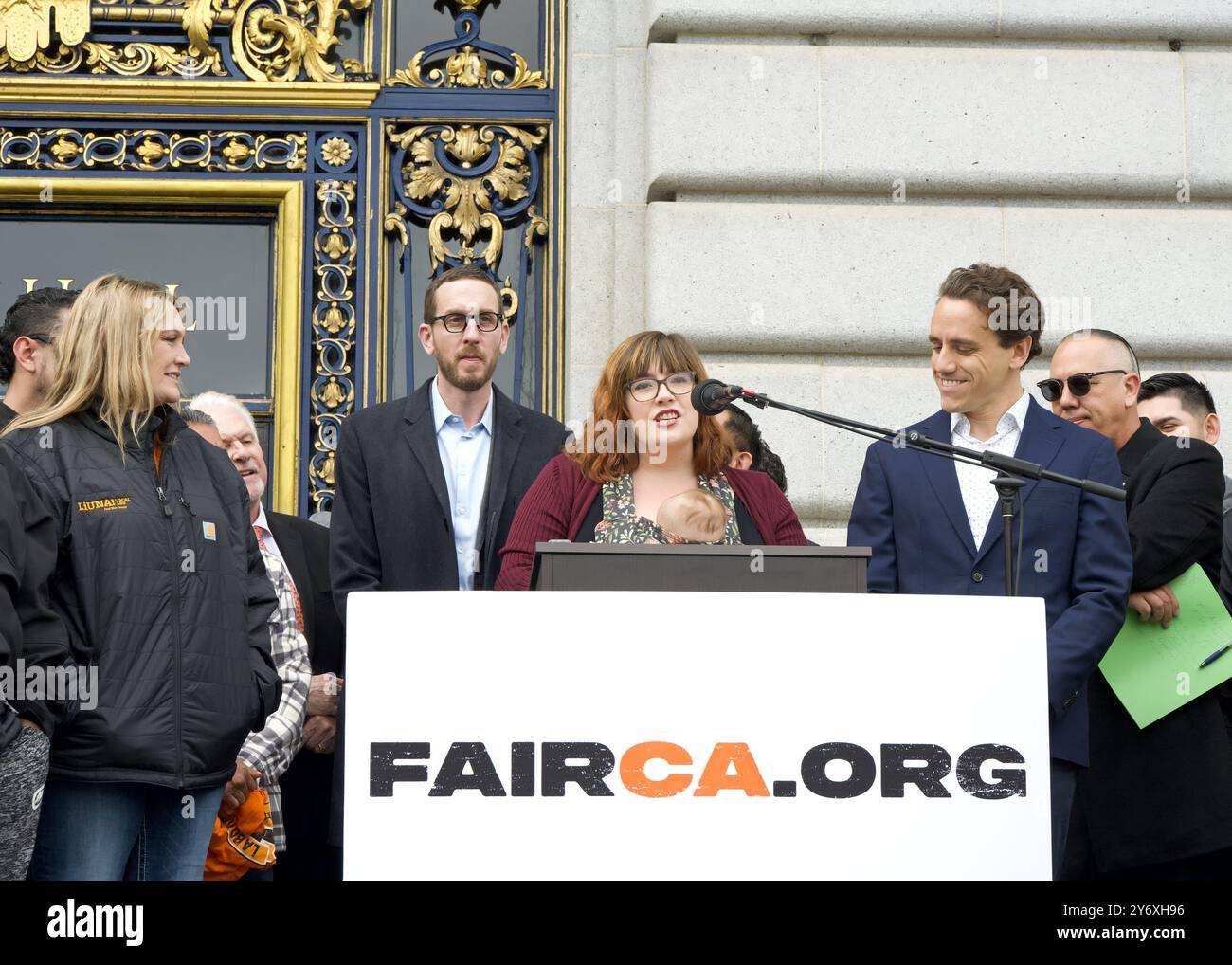 San Francisco, CA - 01 marzo 2024: Laura Foote, Direttore Esecutivo di YIMBY Action, interviene a una conferenza stampa Affordable Housing di fronte a C. Foto Stock