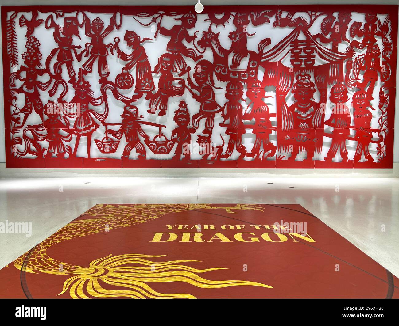 San Francisco, CA - 1 marzo 2024: Area d'ingresso della stazione di Chinatown con opere d'arte di metallo rosso. L'anno del Drago a terra. Foto Stock