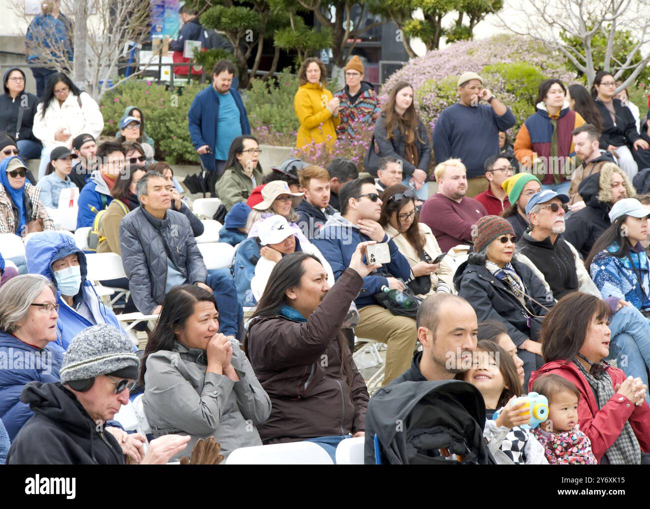 San Francisco, CA - 13 aprile 2024: Folla di spettatori che guardano spettacoli sul palco al Cherry Blossom Festival di Japantown. Foto Stock