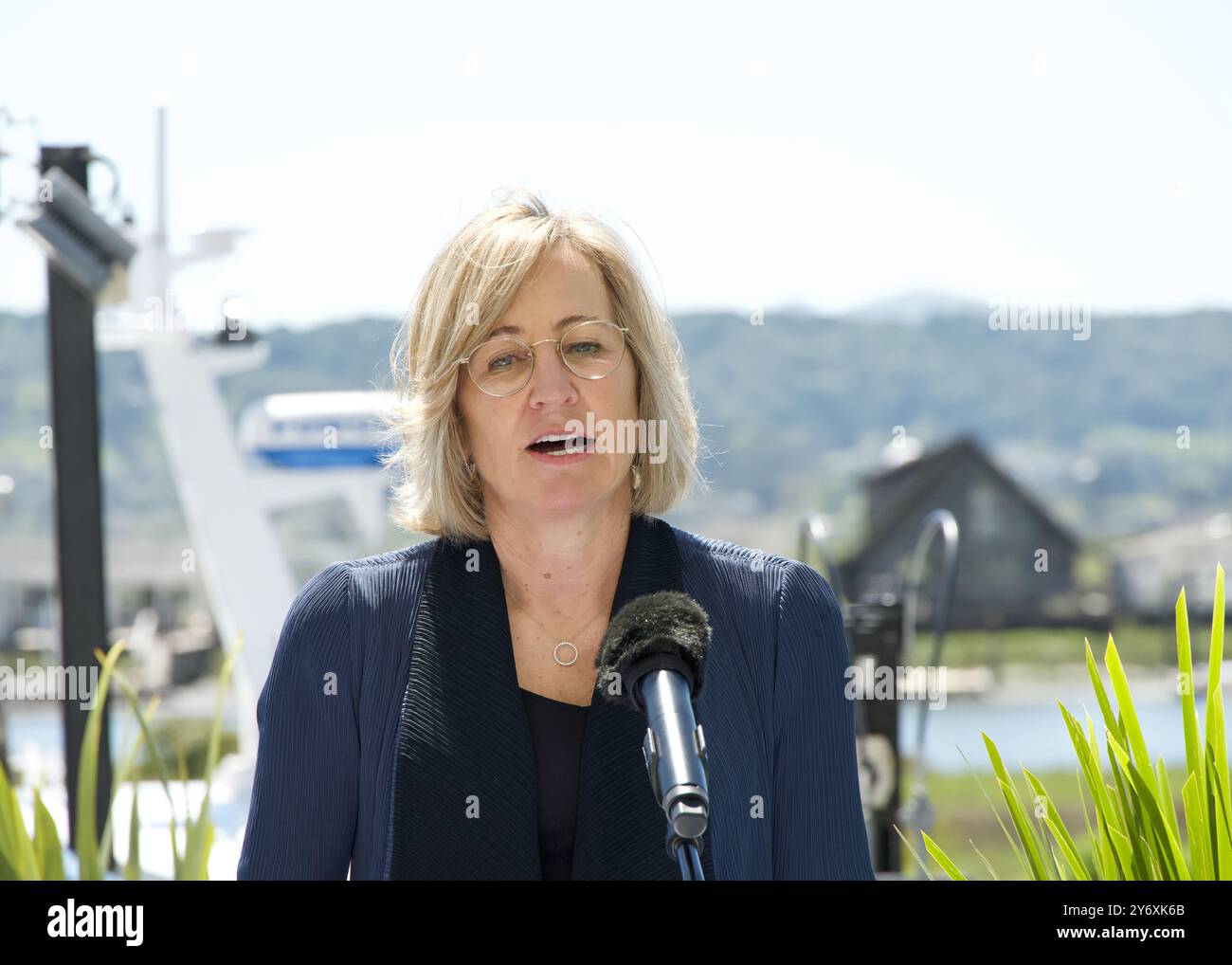 Larkspur, CALIFORNIA - 16 aprile 2024: Dee Dee Myers, direttore del business e dello sviluppo economico per l'ufficio dei governatori, parla ad un annuncio di un evento stampa Foto Stock