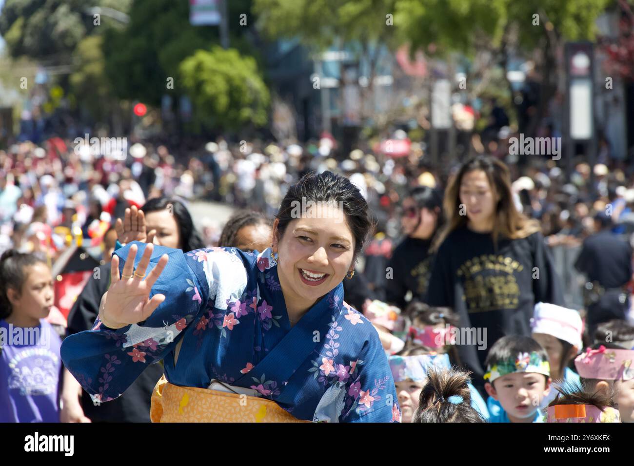 San Francisco, CA - 21 aprile 2024: Partecipanti non identificati al 57° Festival annuale della fioritura dei ciliegi. Foto Stock