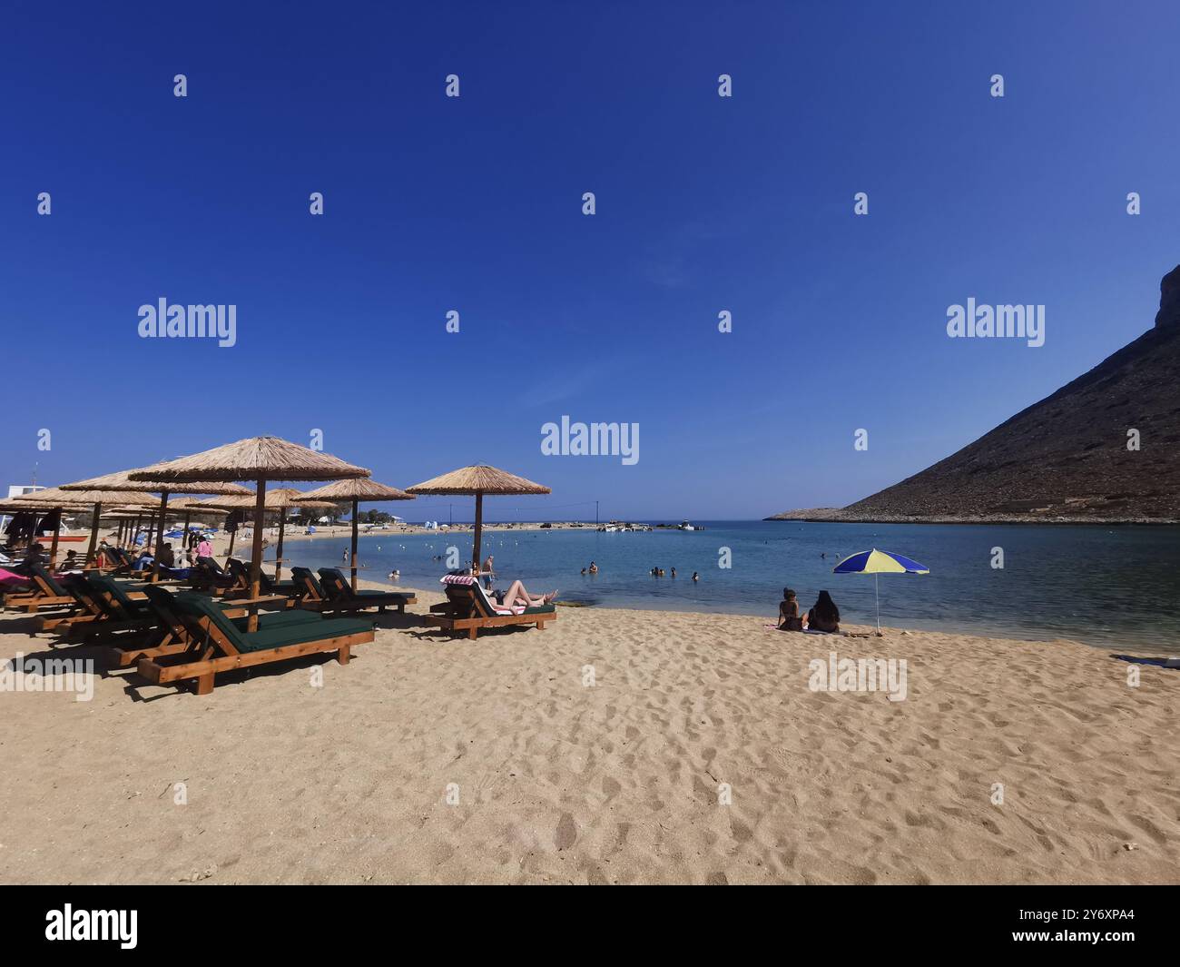 Chania, Grecia. 3 settembre 2024. Lettini e lettini sulla spiaggia di Stavros sulla penisola di Akrotiri. La scena cinematografica di Alexis Sorbas, in cui Anthony Quinn danzava il greco sirtaki, è stata girata qui. Credito: Alexandra Schuler/dpa/Alamy Live News Foto Stock