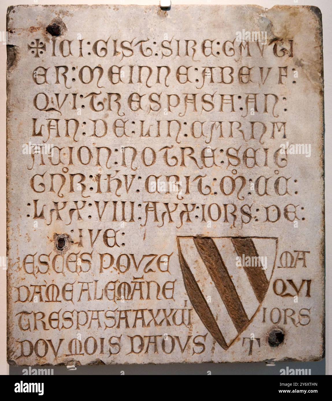 Epitaffio di Gautier Meinne Abeuf (†20 giugno 1278) e Alemanne, sua moglie (†27 agosto 1278), Stati latini orientali, 1278, marmo, tracce di policco intarsiato Foto Stock