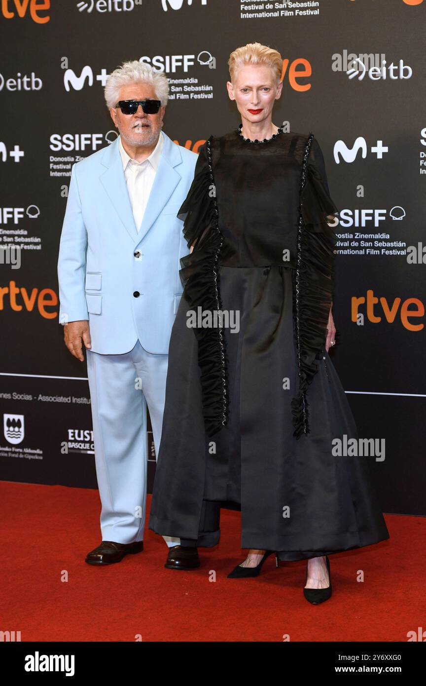 Pedro Almodovar und Tilda Swinton ei der Premiere des Kinofilms 'The Room Next Door / la habitación de al lado' und der Verleihung des Donostia Awards an Pedro Almodóvar für Sein Lebenswerk auf dem 72. Internationalen Filmfestival San Sebastian / Festival Internacional de Cine de San Sebastián im Kursaal. San Sebastian, 26.09.2024 anni Foto Stock