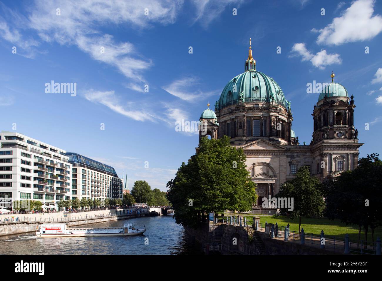 Il Berliner Dom si affaccia sul fiume Sprea, mostrando la sua splendida architettura contro un cielo azzurro limpido a Berlino. Foto Stock