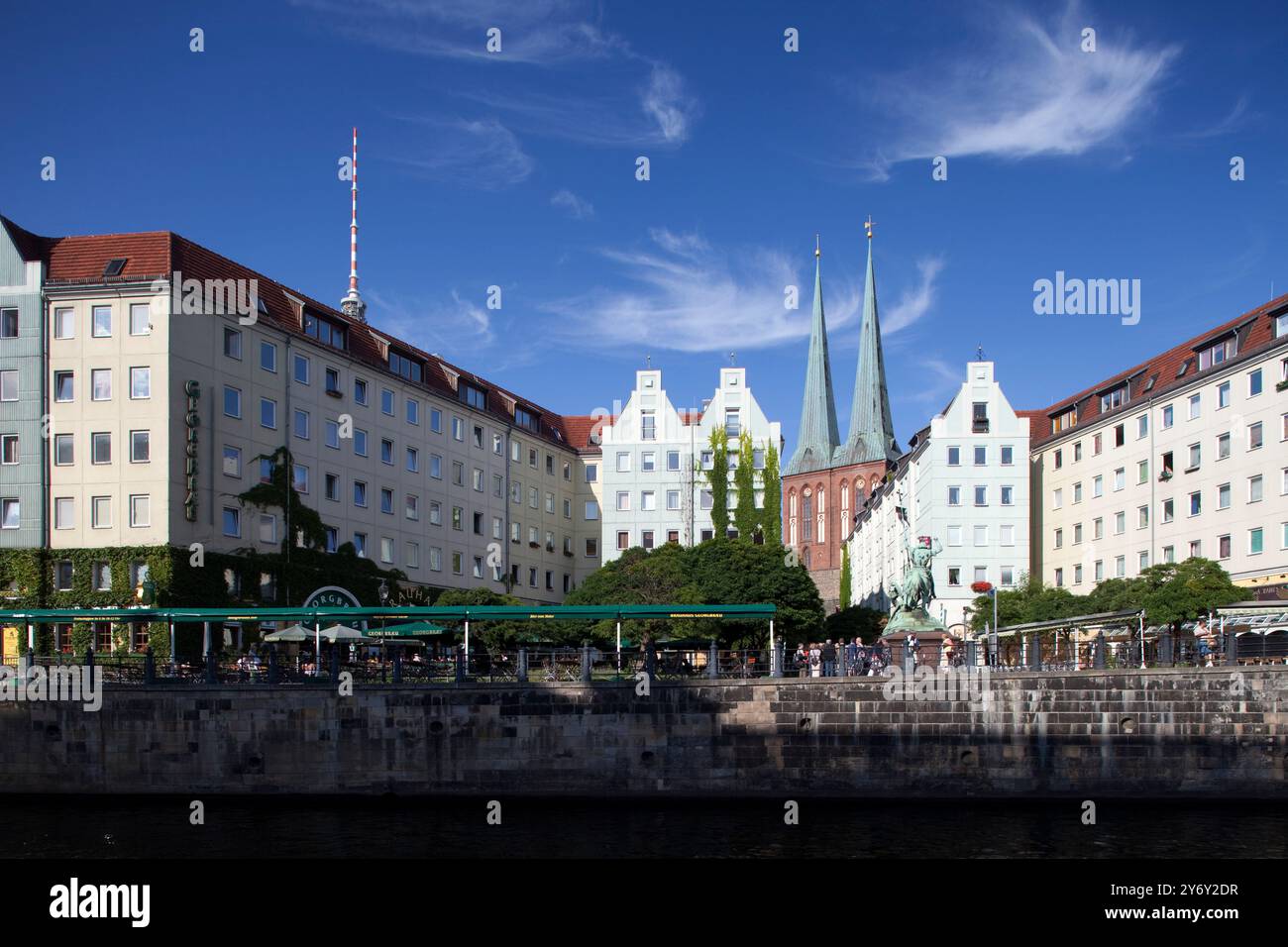 La splendida architettura di Nikolaiviertel mette in mostra edifici vibranti e monumenti storici lungo il tranquillo fiume Sprea a Berlino. Foto Stock