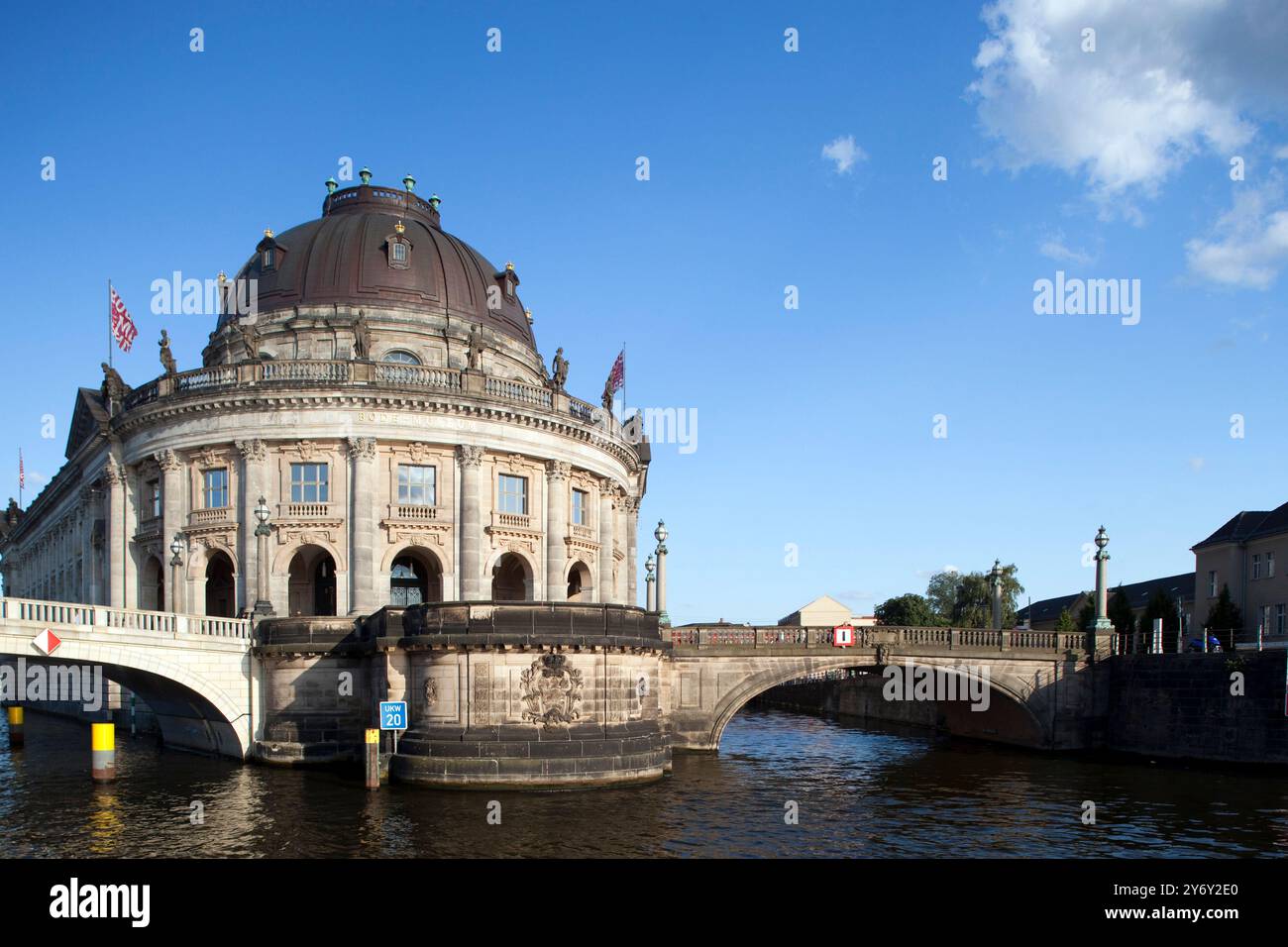 Il Bode Museum si erge maestosamente lungo il fiume Sprea, mettendo in risalto la ricca storia e la splendida architettura di Berlino in una giornata di sole. Foto Stock