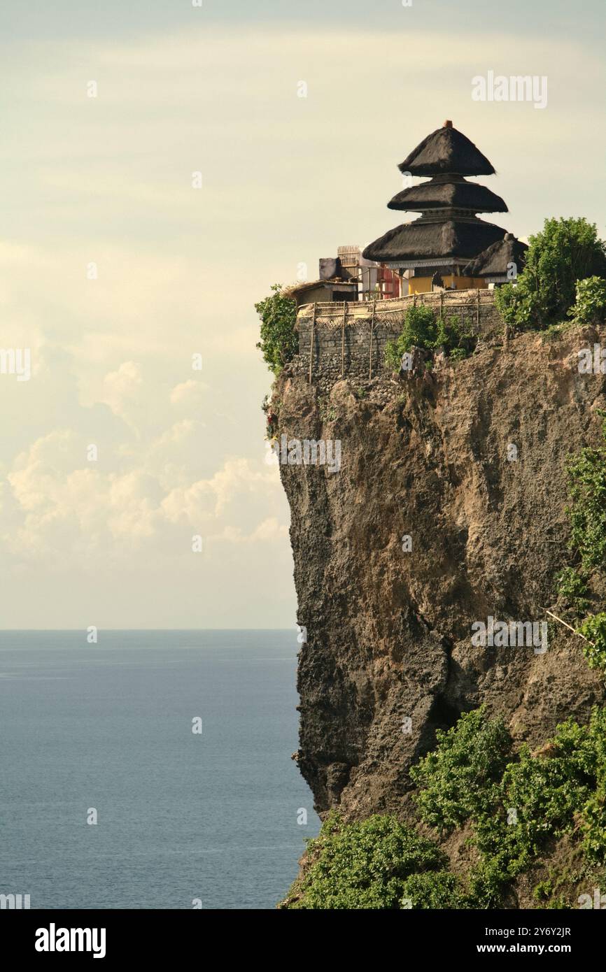 Una scogliera sul mare con un tempio indù (tempio di pura Luhur/Luhur) che è costruito su di esso in Uluwatu, Badung, Bali, Indonesia. Foto Stock