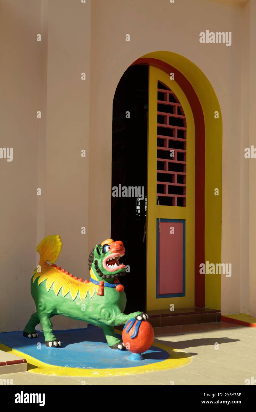 Una porta decorata con una figura animale che tiene una palla al complesso del tempio Pulo Kemaro (isola di Kemaro), un luogo di culto per il buddismo, il taoismo e il confuciano Foto Stock