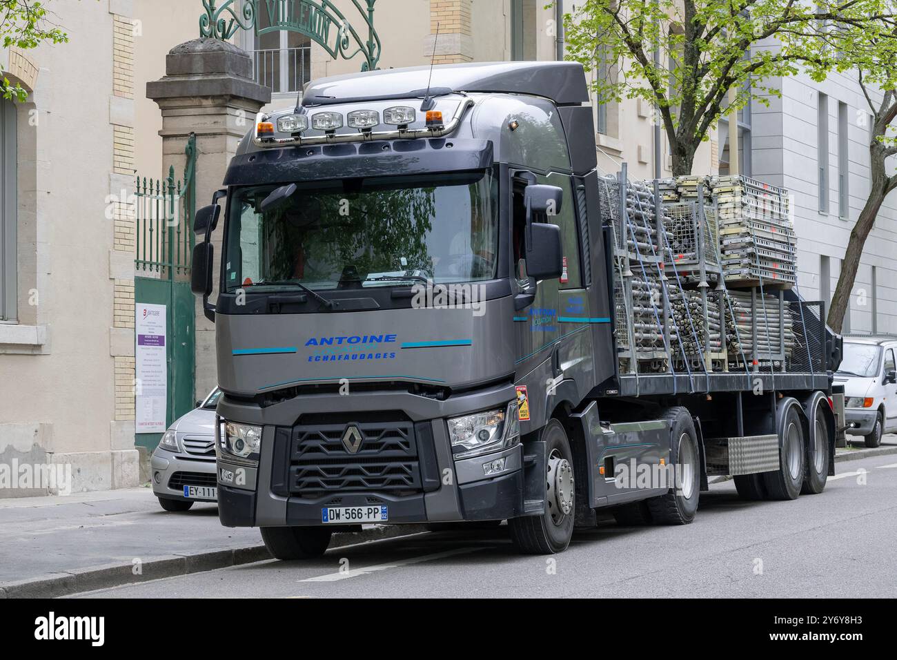 Nancy, Francia - Vista su un camion grigio Renault Trucks T 520 con impalcature su un rimorchio parcheggiato su una strada. Foto Stock