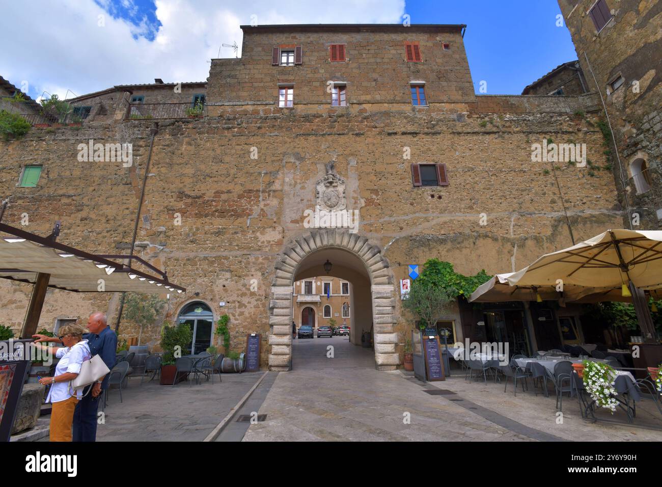 Italien, Pitigliano, 09.09.2024 Pitigliano liegt im urspruenglich etruskischen Stammland und ist auf einen ca. 300 m hoch gelegenen Tuffsteinfelsen gebaut. Die Stadt liegt zwischen steil eingeschnittenen Taelern mit einem mittelalterlichen Stadtkern. Foto: Porta della Cittadella Tor der Zitadelle Stadt Pitigliano *** Italia, Pitigliano, 09 09 2024 Pitigliano si trova nella patria etrusca originaria ed è costruita su una roccia di tufo alta circa 300 m la città si trova tra valli ripide incise con un centro urbano medievale foto porta della Cittadella porta della cittadella di Pitigliano Foto Stock